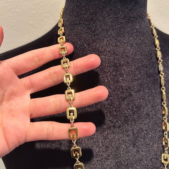 GIVENCHY: Gold Metal (G)Links Long Necklace (os) - Picture 4 of 10